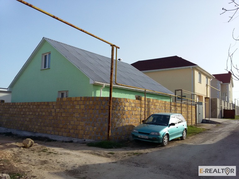 Два дома новой постройки на участке 7, 5 сот под ИЖС на проспекте генерала Мельника
