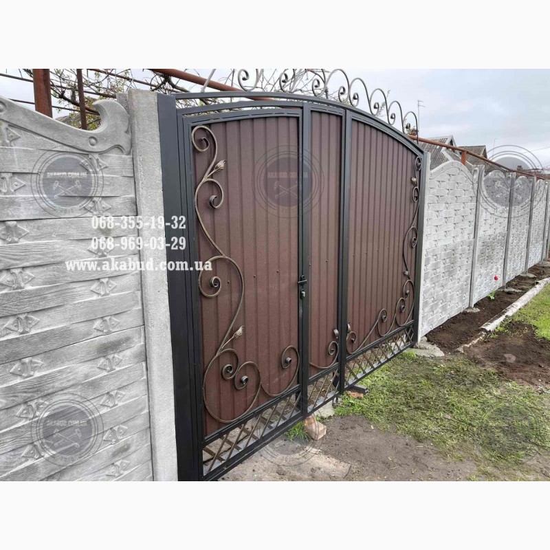 Фото 4. Распашные ворота из профлиста с бетонным забором