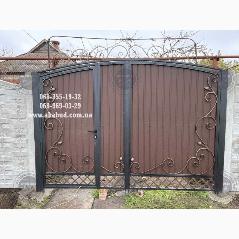 Фото 5. Распашные ворота из профлиста с бетонным забором