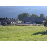 В Альпах на севере Италии, спортивный комплекс и участок.