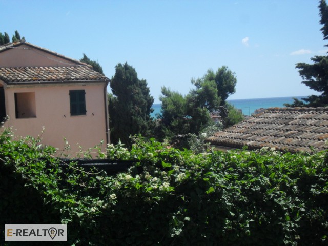 Фото 2. В центральной части Италии, с видом на море, красивая вилла.