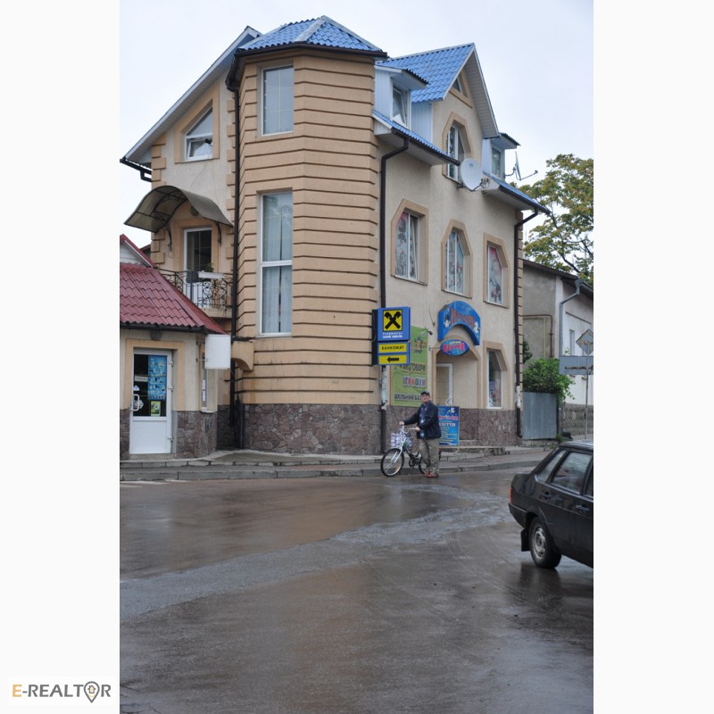 Здание в центре г. Косов под коммерческую деятельность, магазины, офис и жилая квартира