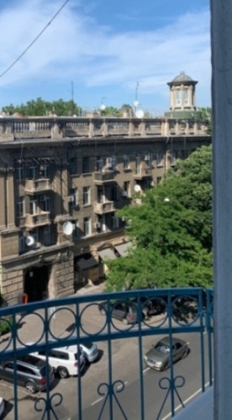 Продам в центре Одессы 4-комн квартира с балконом, ремонт, мрамор. Лифт